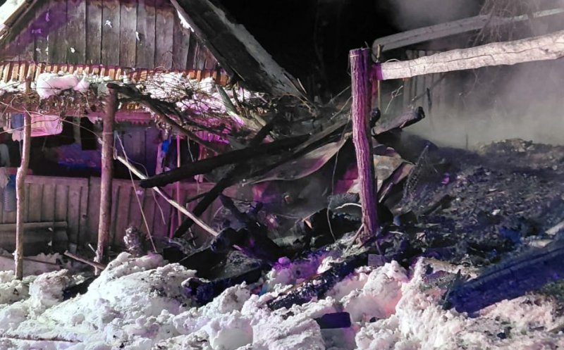 INCENDIU izbucnit din cauza unui burlan improvizat. 2 butelii de gaz evacuate