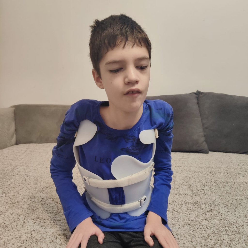 Pentru un băiețel de 13 ani fiecare respirație a devenit o luptă. O luptă pentru viață. Totul depinde de o intervenție chirurgicală