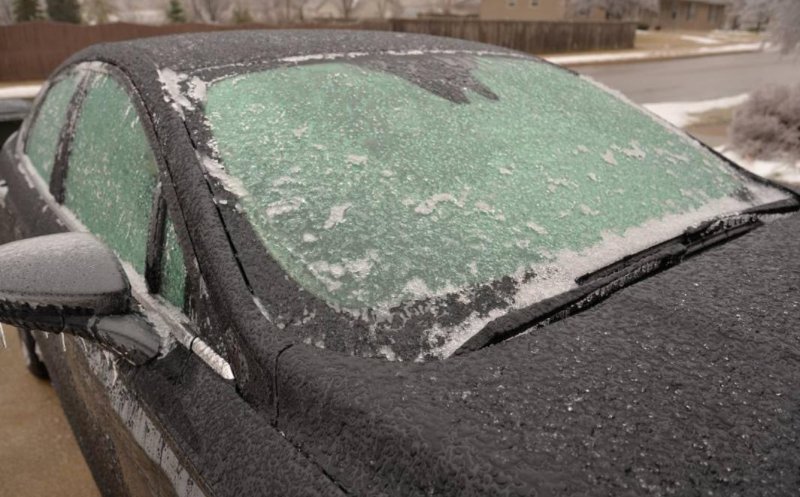 Dezghețarea mașinii pe ger extrem: metoda „secretă” ignorată de mulți șoferi. Scapi de gheață în câteva minute