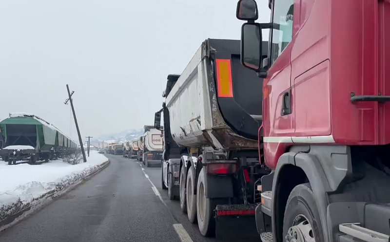 Sute de camioane la coadă la o salină din Cluj. Într-o singură zi cantitatea de sare pentru drumuri încărcată e mai mare decat s-a vândut toată iarna trecută