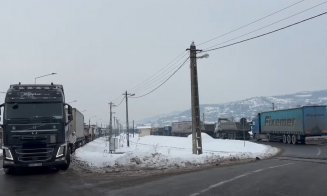 Sute de camioane la coadă la o salină din Cluj. Într-o singură zi cantitatea de sare pentru drumuri încărcată e mai mare decat s-a vândut toată iarna 