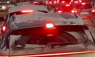Noi IMAGINI cu traficul blocat de marți, 13 / ”Nu și-au luat permis și pentru zăpadă...” / ”În loc să faceți un fermoar, vă înghiesuiți toți să trecet