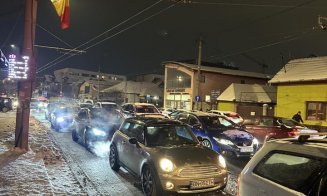 Noi IMAGINI cu traficul blocat de marți, 13 / ”Nu și-au luat permis și pentru zăpadă...” / ”În loc să faceți un fermoar, vă înghiesuiți toți să trecet