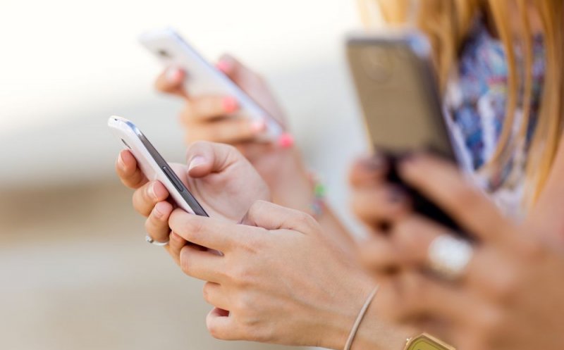 Studiu alarmant: 45% dintre adolescenți sunt expuși riscului dependenței de tehnologie