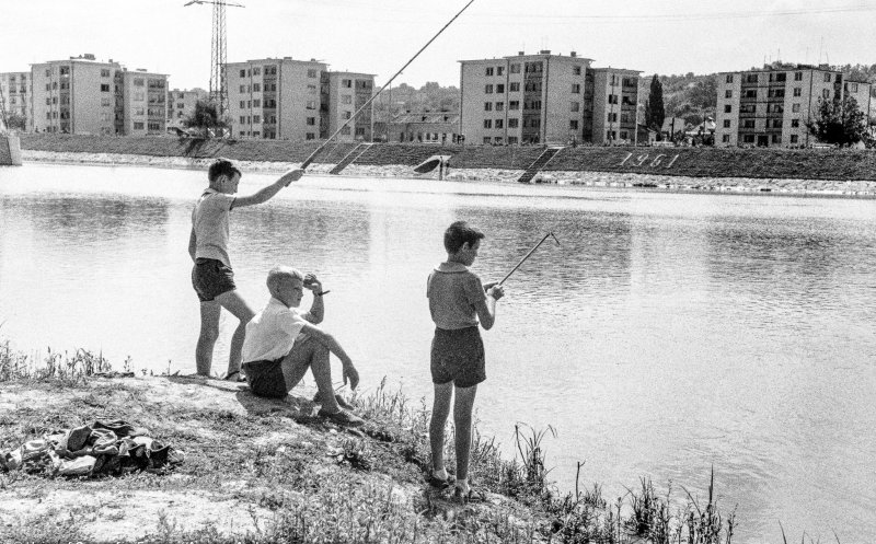 Băieți pescuind pe Someș, anii '60