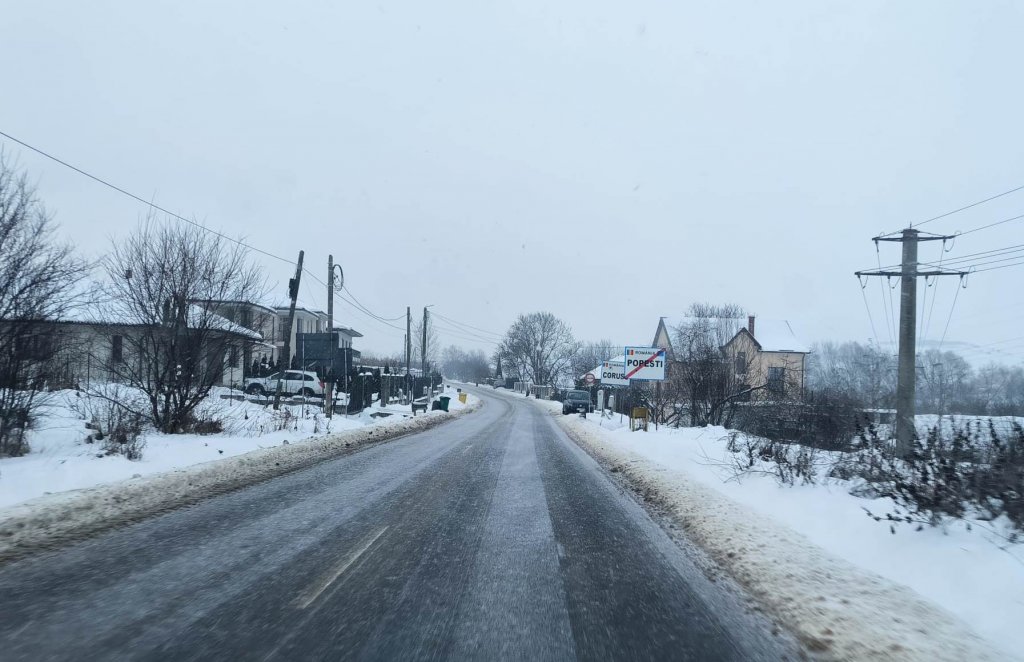 Polei pe drumurile județene din Cluj. S-a intervenit cu sute de tone de material antiderapant