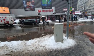 S-a dat ”dezlegare” la stropit pietonii! Se topesc munții de zăpadă de pe marginea drumurilor și se transformă în... lacuri