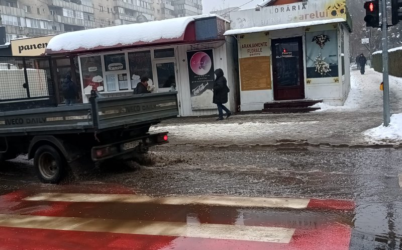 S-a dat ”dezlegare” la stropit pietonii! Munții de zăpadă de pe marginea drumurilor se transformă în... lacuri