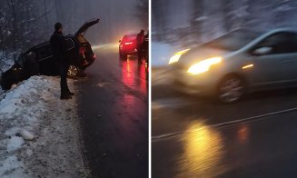 Polei pe drumul din Făget. Cu mașinile de pe ”patinoar”, în șanț / ”Și acuma primarul e de vină că omul nu a adaptat viteza la condițiile de trafic?”