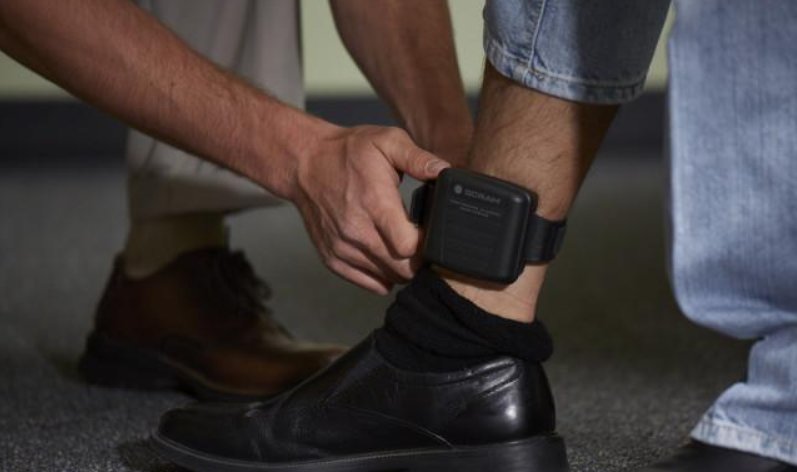 Clujul, în topul județelor care utilizează brățara electronică pentru agresori. Alina Gorghiu: "Brățara este utilizată în special în cazurile de violență domestică"