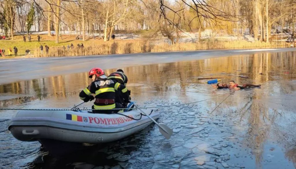 Un nepalez a salvat o fetiță care a căzut într-un lac rece ca gheața la Craiova. Bărbatul n-a mai putut să iasă singur din apă