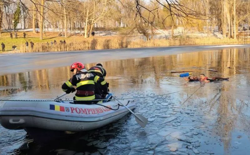 Un nepalez a salvat o fetiță care a căzut într-un lac rece ca gheața la Craiova. Bărbatul n-a mai putut să iasă singur din apă