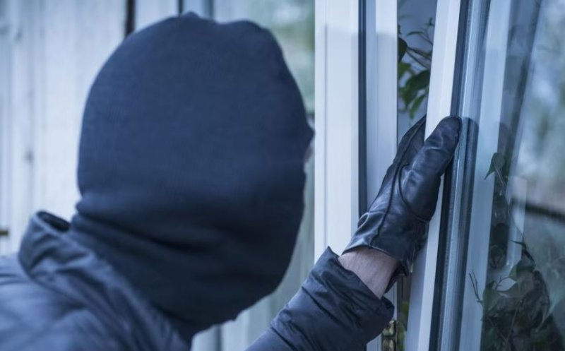 Doi bărbați reținuți pentru furt calificat în Florești. Au furat scule de aproape 20.000 de lei