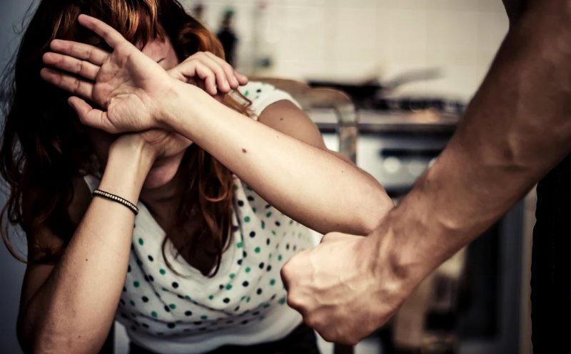 Tânăr din Gherla, reținut pentru violență în familie. Și-a bătut concubina și a încălcat ordinul de protecție la câteva ore după emitere