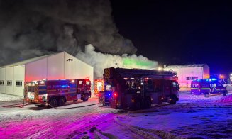 Incendiu uriaș la o hală din județul Cluj. Pompierii au intervenit cu 9 autospeciale