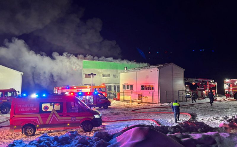 Incendiu uriaș la o hală din Cluj. Pompierii au intervenit cu 9 autospeciale / Vin autospeciale și din alte județe + mesaj de alertă extremă