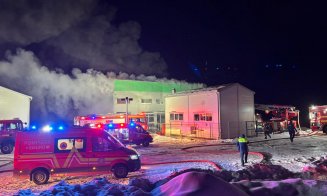 Incendiu uriaș la o hală din județul Cluj. Pompierii au intervenit cu 9 autospeciale