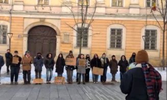 "Educația să fie un drept, nu un privilegiu!" Studenții, protest matinal în fața UBB față de majorarea taxelor universitare