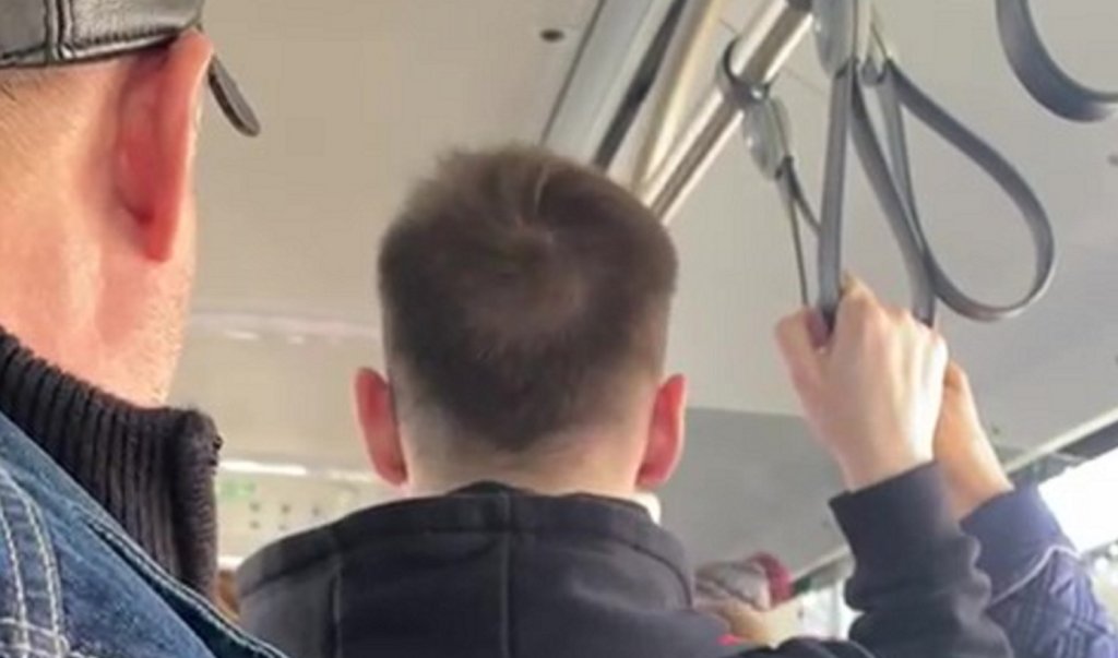 Cluj: Minor de 15 ani jefuit în autobuz de un bărbat care l-a amenințat că îl "bate urât de tot că e drogat". Agresorul i-a furat 5 lei