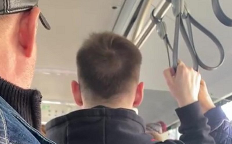 Cluj: Minor de 15 ani jefuit în autobuz de un bărbat care l-a amenințat că îl "bate urât de tot că e drogat". Agresorul i-a furat 5 lei