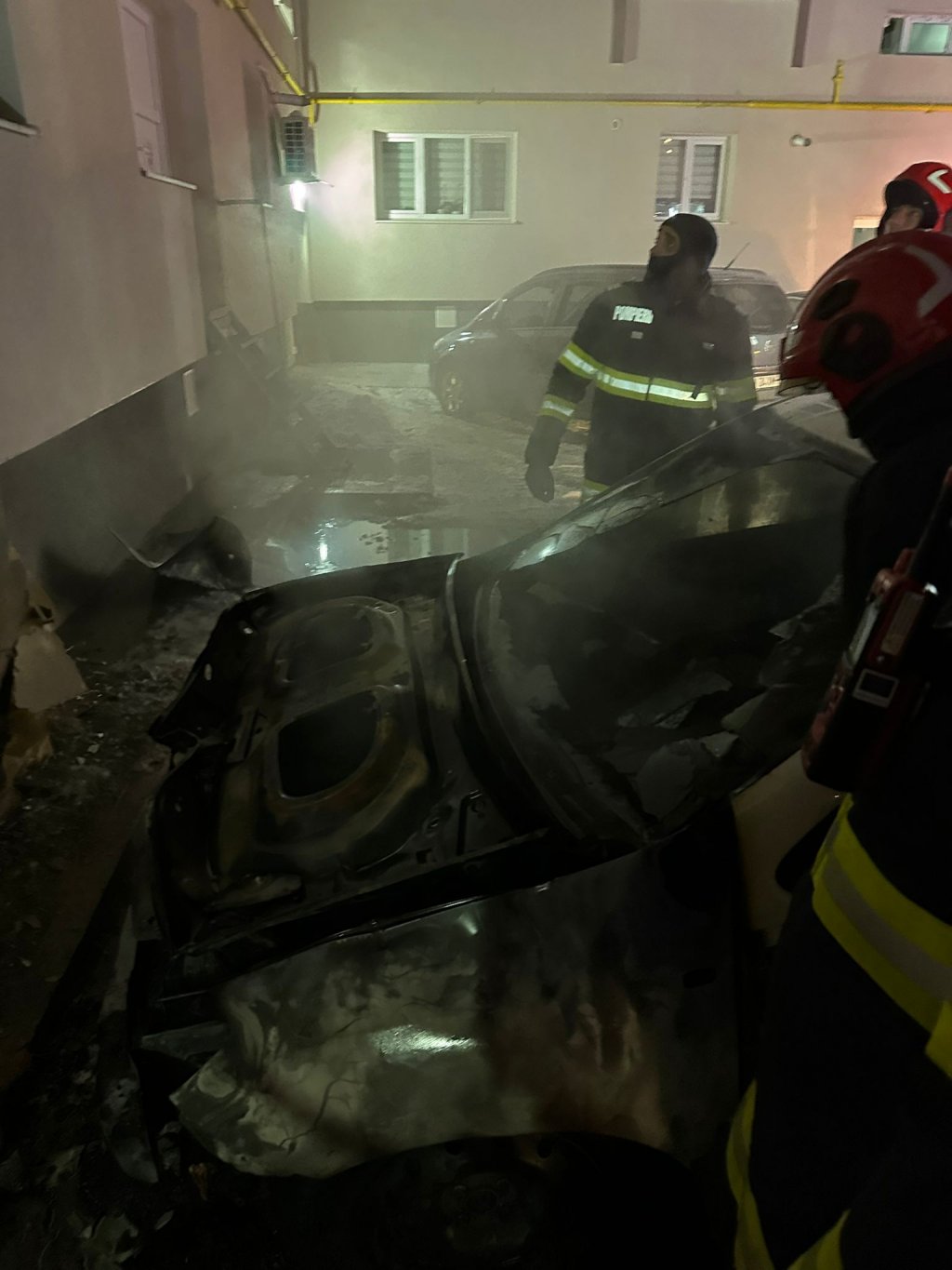 INCENDIU într-o parcare. 3 mașini + izolația unui bloc, cuprinse de flăcări