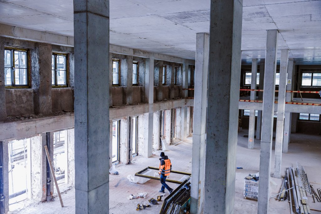 Clădirea emblematică din cărămidă roșie din Piața 1 Mai, într-o nouă etapă de transformare