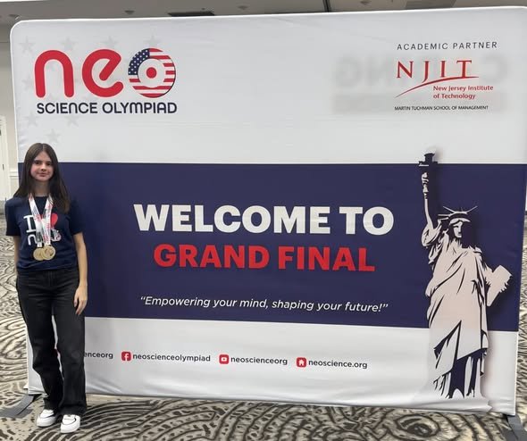 Performanță triplă în SUA pentru eleva unui liceu din Cluj-Napoca! S-a întors cu trei medalii de la Olimpiada Internațională NEO Science 2026