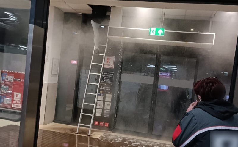 Incident la un hipermarket din Cluj-Napoca: o conductă de apă s-a spart