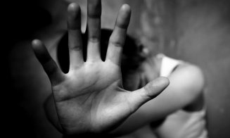 Adolescentă de 14 ani, violată de un fost coleg de 15 ani / Cum au aflat profesorii