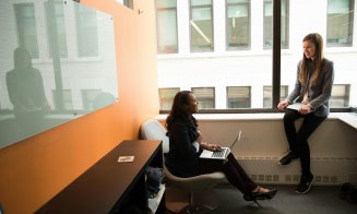 Inteligența artificială câștigă teren pe piața muncii: Jumătate dintre români spun că le va ușura viața în următorii ani. Cum îi ajută AI pe români