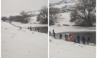 Ce spun polițiștii despre tragedia din Gherla: Doi copii, de 4 și 5 ani, au căzut în Someșul înghețat după ce s-au dat pe derdeluș. Unul a fost salvat, celălalt este căutat