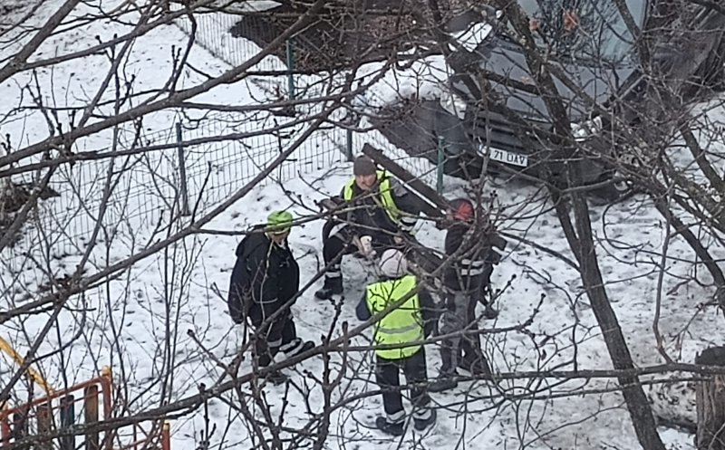 Decât nimic, mere și așa: Pauză - pauză - lopată - pauză. Se sparge ”patinoarul” de pe Padin?