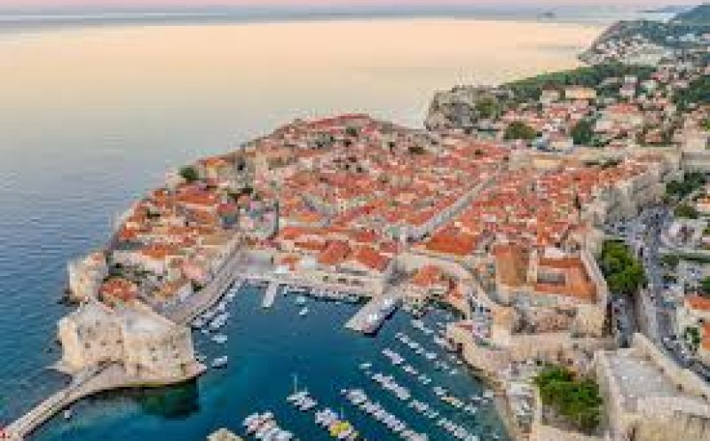 Turiștii sunt îndemnați să evite 11 orașe europene în vacanța din anul 2026