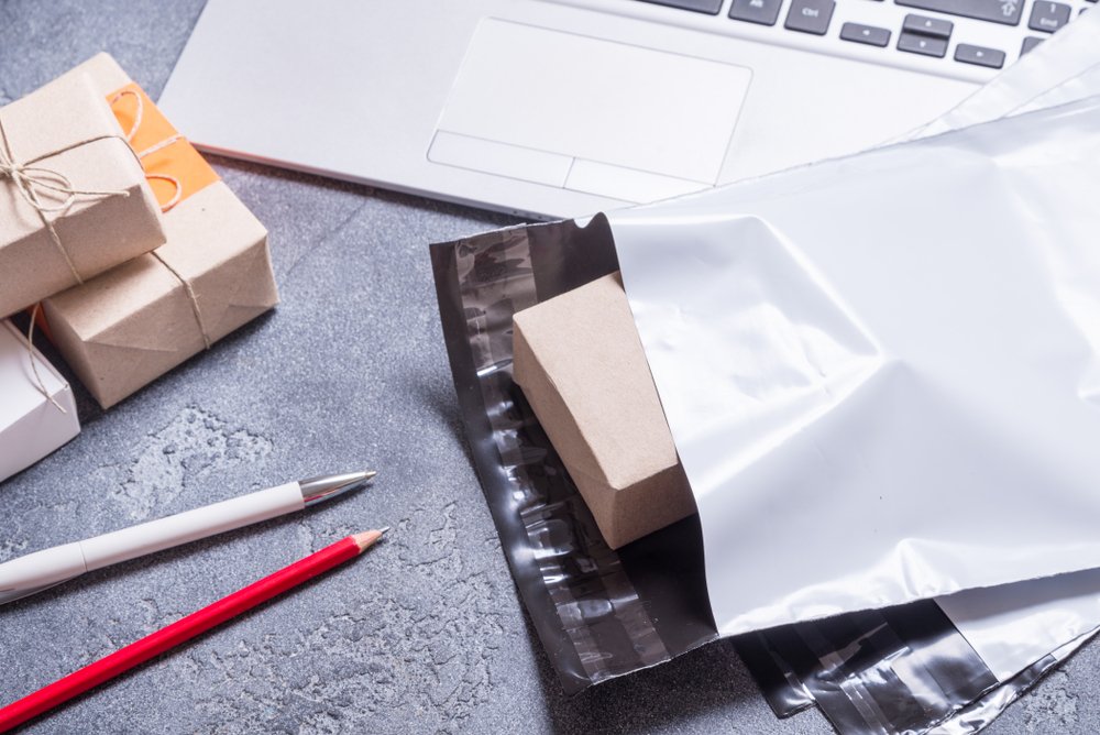 Cum protejează plicurile de curierat documentele și produsele fragile?