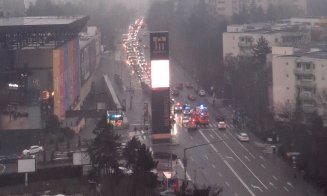 Cozi kilometrice în zona unui mall din Cluj, în urma unui accident rutier. Un bebeluș și o fetiță de 3 ani, duși la spital