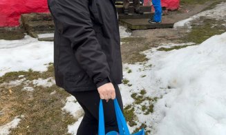În ploaie și frig, pentru cei care au nevoie: O mână întinsă bunicilor din satele clujene. “N-am schimbat lumea, dar am arătat că ne pasă”
