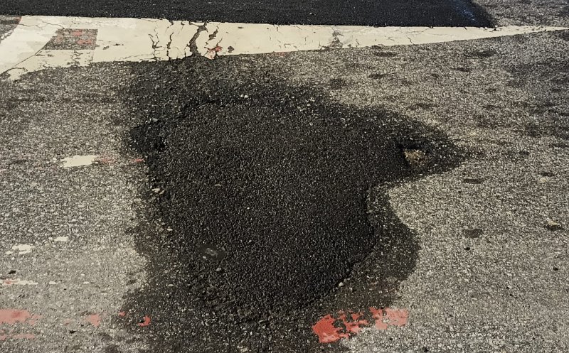 A început marea ”peticire” a șoselelor găurite din Cluj-Napoca / Unele petice par făcute de mântuială / Ce transmite primăria