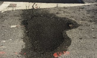 A început marea ”peticire” a șoselelor găurite din Cluj-Napoca / Unele petice par făcute de mântuială