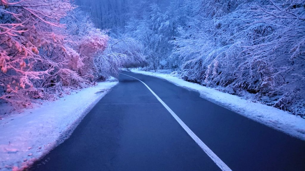 Polei pe unele drumuri județene din Cluj. Unde s-a intervenit cu material antiderapant
