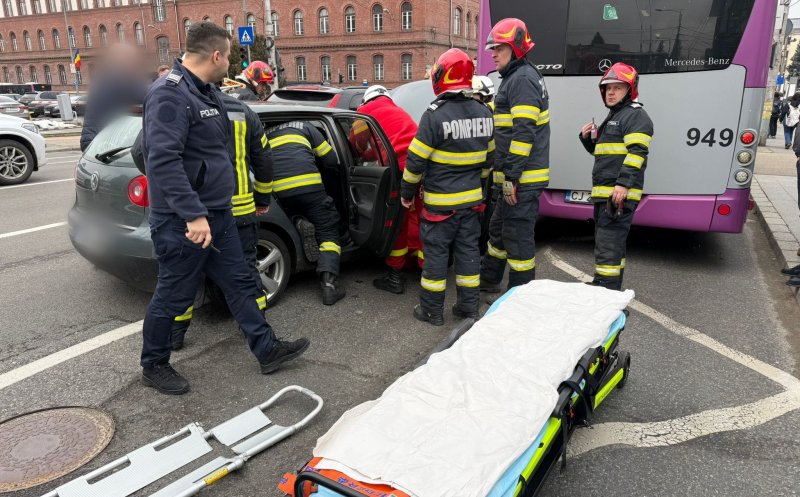 Accident între un autobuz și două autoturisme în Piața Cipariu din Cluj. O femeie și un bărbat primesc îngrijiri medicale