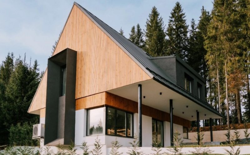 O casă de poveste ascunsă printre pădurile de la Mărișel, scoasă la vânzare. Cât costă vila din inima Munților Apuseni