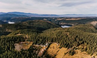 O casă de poveste ascunsă printre pădurile de la Mărișel, scoasă la vânzare. Cât costă vila din inima Munților Apuseni