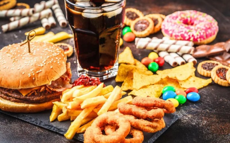 Experți în sănătate: Alimentele ultraprocesate ar trebui tratate mai mult ca țigările decât ca mâncarea