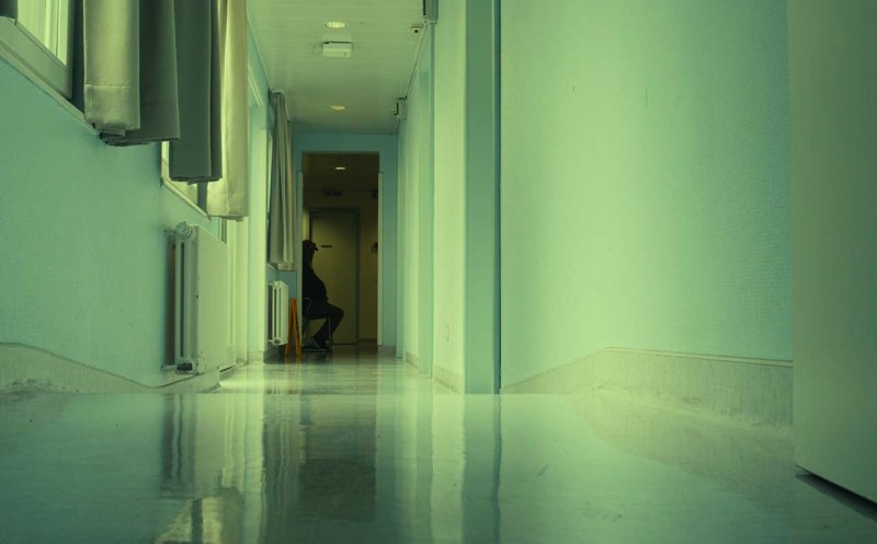 Neplata primei zile de concediu medical. Avocatul Poporului sesizează CCR și cere anularea ordonanței