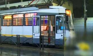 Pieton lovit MORTAL de tramvai. Traversa strada neregulamentar