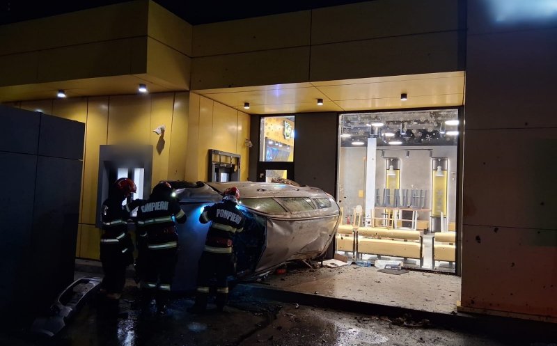 ACCIDENT noaptea trecută în Florești. Mașină răsturnată, cu roțile pe pereții unui restaurant de la VIVO / ”Cum a reușit performanța?”