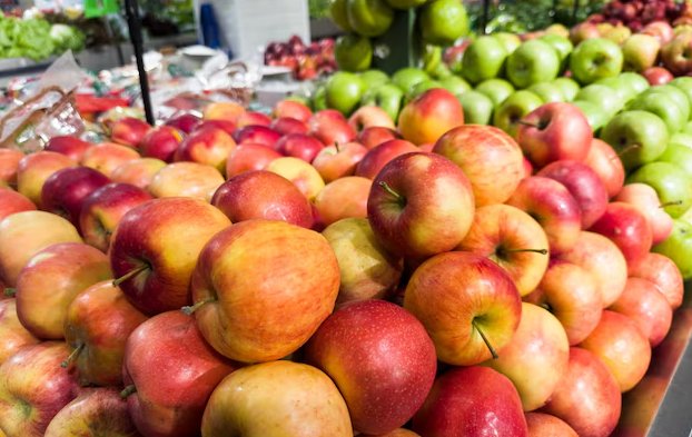 ”Cocktailuri” de pesticide toxice în 85% din merele din supermarketuri: ”Dacă ar fi vândute ca alimente procesate pentru bebeluși, nici nu ar fi permise”