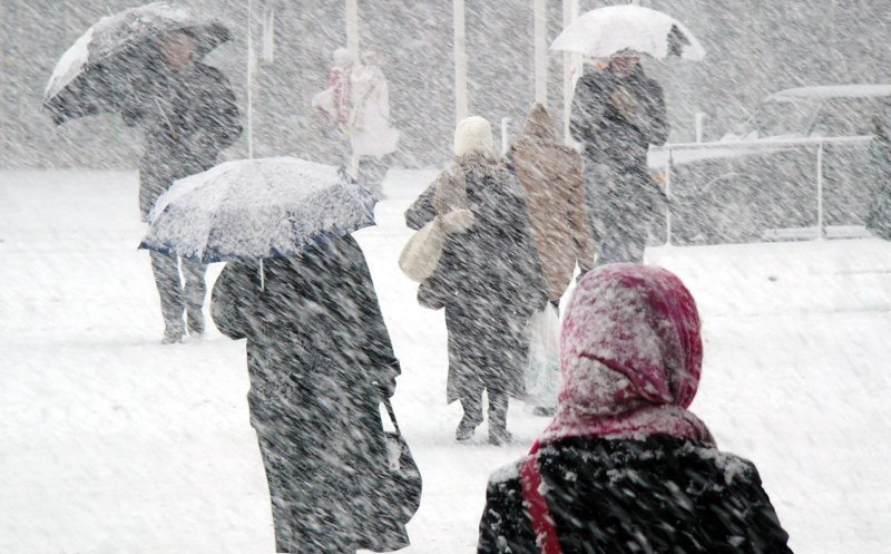 Revin ninsorile și frigul! Meteorologii anunță vânt, ninsori, zăpadă și polei. Temperaturile coboară la -15 grade