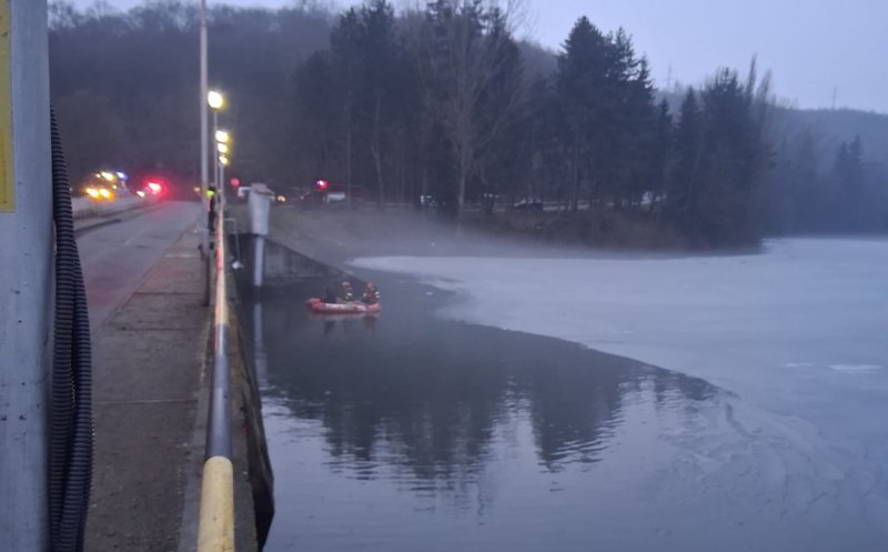 Bărbatul care s-a aruncat în apele barajului Gilău a fost găsit mort după patru ore de căutări. Ce spune ISU Cluj