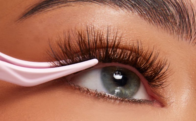 Tot mai multe adolescente ajung la spital din cauza genelor false. Medicii avertizează că se poate ajunge chiar și la pierderea vederii